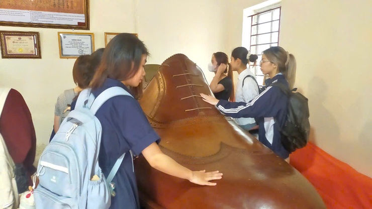 Giảng viên, sinh viên của trường Đại học Kinh tế Quốc Dân về thăm quan và trải nghiệm làng nghề truyền thống Giầy da của xã Phú Yên.- Ảnh 5.