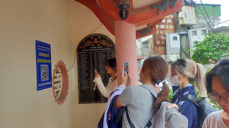 Giảng viên, sinh viên của trường Đại học Kinh tế Quốc Dân về thăm quan và trải nghiệm làng nghề truyền thống Giầy da của xã Phú Yên.- Ảnh 7.