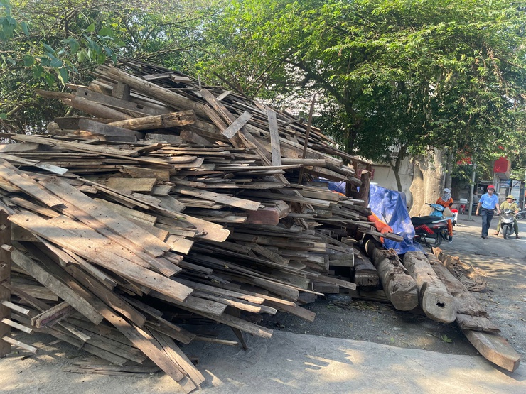 Kiểm tra giải toả các vi phạm về trật tự an toàn giao thông, trật tự đô thị phục vụ Tết Dương lịch 2025- Ảnh 1.