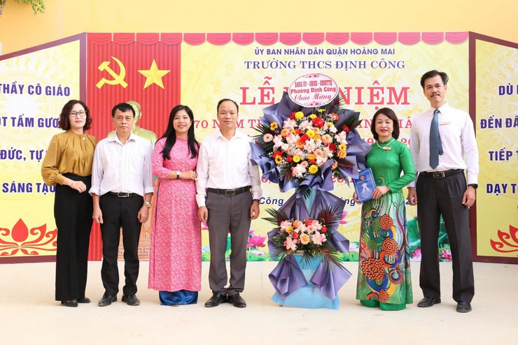 Trường THCS Định Công tổ chức Lễ kỷ niệm 70 năm Ngày thành lập ngành giáo dục-đào tạo Thủ đô (1954-2024) và 42 năm Ngày nhà giáo Việt Nam (20/11/1982-20/11/2024)- Ảnh 1.