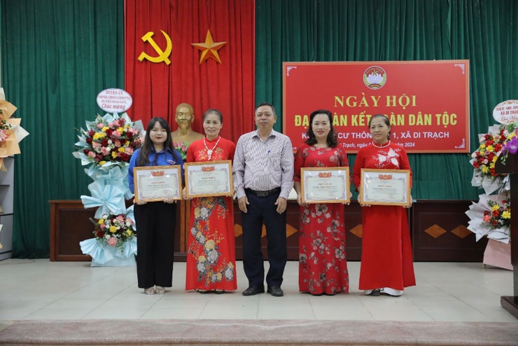 Đồng chí Trần Văn Nghĩa – Phó Bí thư Thường trực Huyện uỷ, Chủ tịch HĐND huyện dự ngày hội Đại đoàn kết thôn Dậu 1 xã Di Trạch- Ảnh 7.