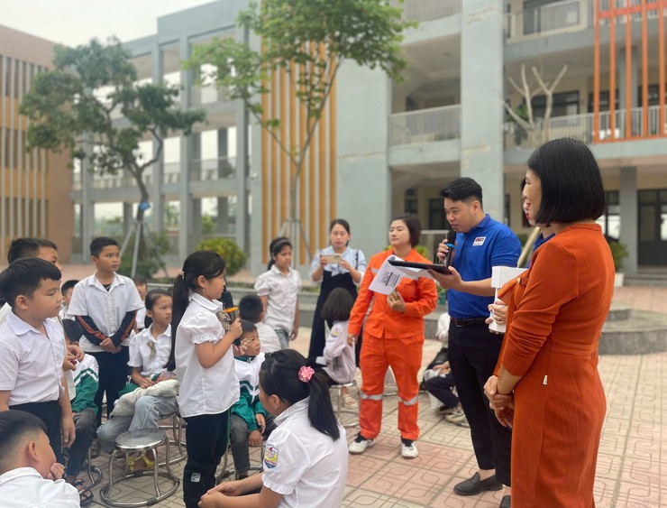 TUYÊN TRUYỀN SỬ DỤNG ĐIỆN AN TOÀN VÀ PHÒNG CHỐNG CHÁY NỔ CHO CÁC EM HỌC SINH- Ảnh 1.