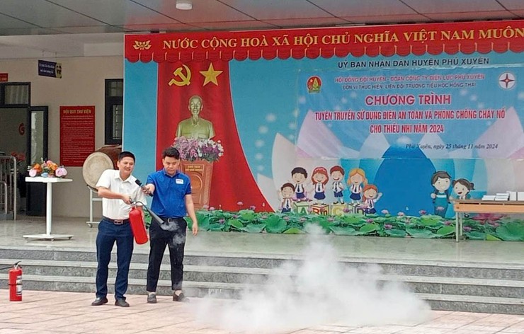 TUYÊN TRUYỀN SỬ DỤNG ĐIỆN AN TOÀN VÀ PHÒNG CHỐNG CHÁY NỔ CHO CÁC EM HỌC SINH- Ảnh 2.