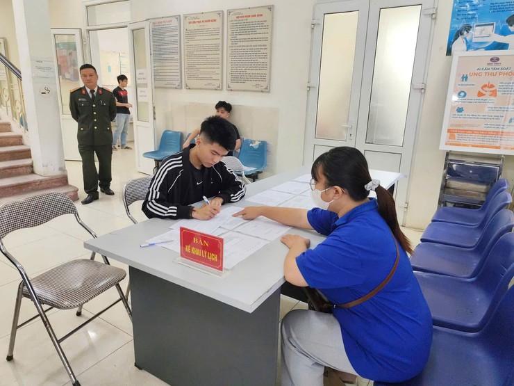 Hội đồng nghĩa vụ quân sự phường Hoàng Liệt tổ chức khám sơ tuyển nghĩa vụ quân sự năm 2025- Ảnh 1.