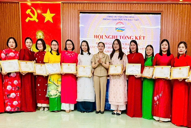 75 giáo viên đạt giải Nhất, Nhì, Ba tại Hội thi giáo viên dạy giỏi cấp huyện năm học 2024 - 2025.- Ảnh 2.