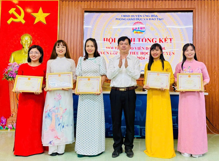 75 giáo viên đạt giải Nhất, Nhì, Ba tại Hội thi giáo viên dạy giỏi cấp huyện năm học 2024 - 2025.- Ảnh 1.