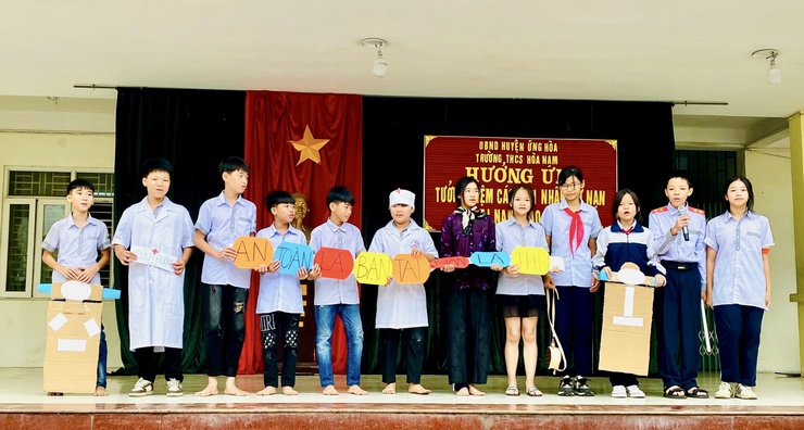 Trường THCS Hòa Nam và TH Phương Tú hưởng ứng "Ngày thế giới tưởng niệm các nạn nhân tử vong do TNGT" năm 2024- Ảnh 1.