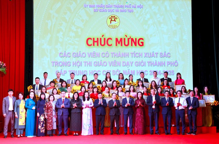 Ứng Hòa có 06 giáo viên đạt giải giáo viên dạy giỏi
Thành phố cấp THCS năm học 2024 - 2025- Ảnh 1.