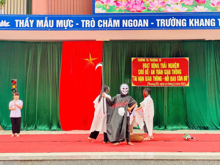 Trường THCS Hòa Nam và TH Phương Tú hưởng ứng "Ngày thế giới tưởng niệm các nạn nhân tử vong do TNGT" năm 2024- Ảnh 2.