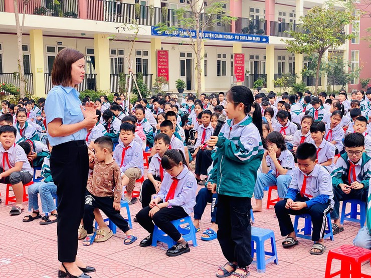 Trường THCS Hòa Nam và TH Phương Tú hưởng ứng "Ngày thế giới tưởng niệm các nạn nhân tử vong do TNGT" năm 2024- Ảnh 3.