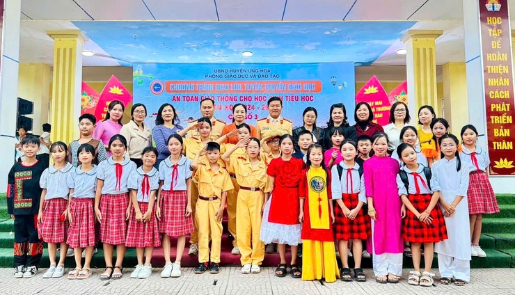 THIẾT THỰC CHƯƠNG TRÌNH GIAO LƯU TÌM HIỂU AN TOÀN GIAO THÔNG CẤP TIỂU HỌC NĂM HỌC 2024 - 2025- Ảnh 1.