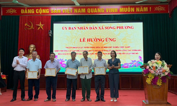 Xã Song Phương tổ chức Lễ Mít tinh hưởng ứng "Ngày pháp luật Nước Cộng hòa Xã hội Chủ nghĩa Việt Nam".- Ảnh 4.