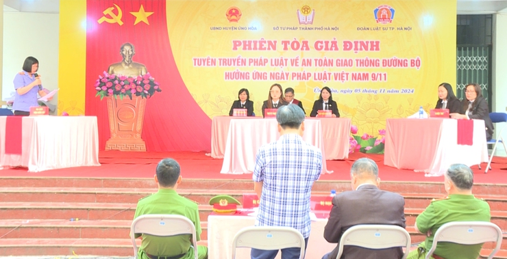 Phiên tòa giả định - hình thức tuyên truyền, phổ biến giáo dục pháp luật hiệu quả cho học sinh.- Ảnh 1.
