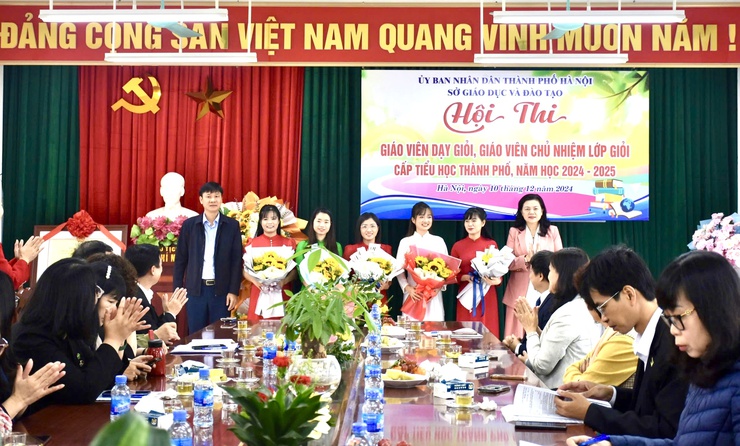 Ứng Hòa có 05 giáo viên tham dự hội thi
GVDG cấp Tiểu học Thành phố năm học 2024 - 2025- Ảnh 1.