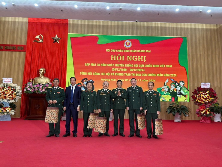 Hội Cựu chiến binh (CCB) quận Hoàng Mai tổ chức Hội nghị gặp mặt 35 năm ngày truyền thống Hội CCB Việt Nam (06/12/1989 – 06/12/2024), tổng kết công tác Hội và phong trào thi đua "Cựu chiến binh gương mẫu"năm 2024.- Ảnh 4.