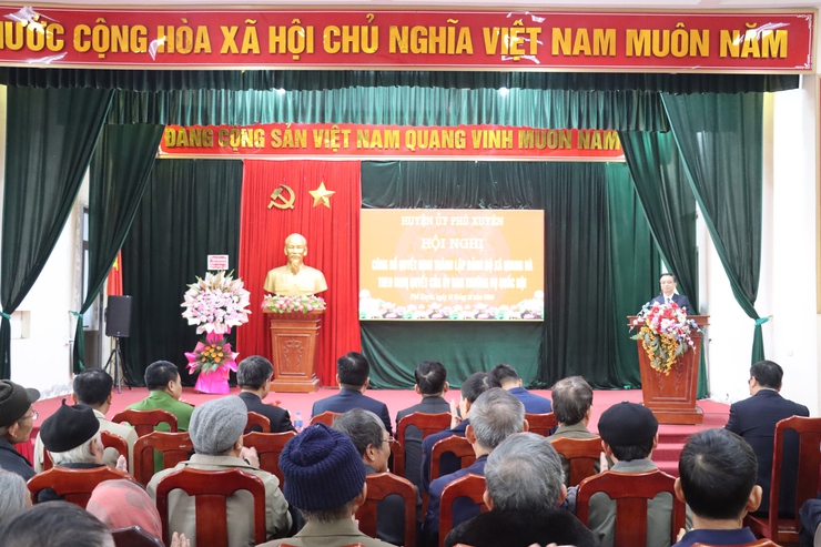 Huyện ủy Phú Xuyên trao quyết định về việc thành lập Đảng bộ xã Quang Hà và Đảng bộ xã Văn Hoàng- Ảnh 1.