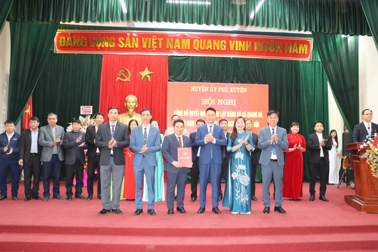 Huyện ủy Phú Xuyên trao quyết định về việc thành lập Đảng bộ xã Quang Hà và Đảng bộ xã Văn Hoàng- Ảnh 4.