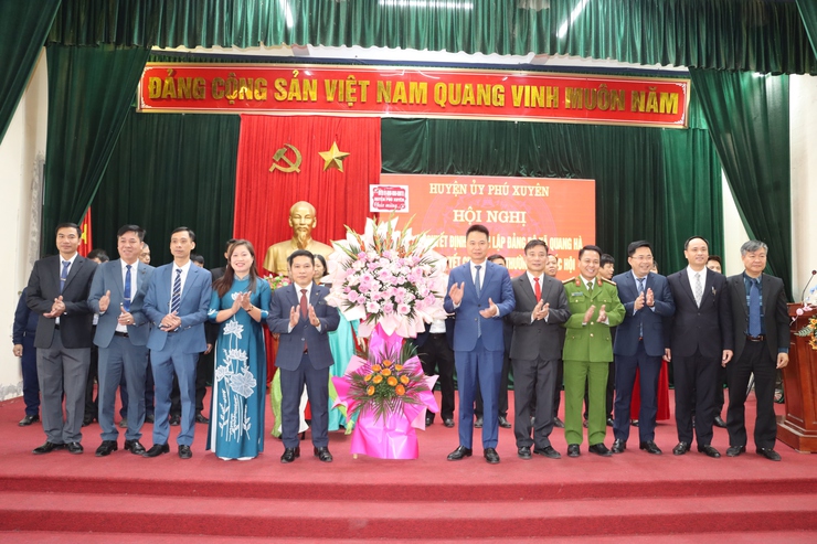 Huyện ủy Phú Xuyên trao quyết định về việc thành lập Đảng bộ xã Quang Hà và Đảng bộ xã Văn Hoàng- Ảnh 5.