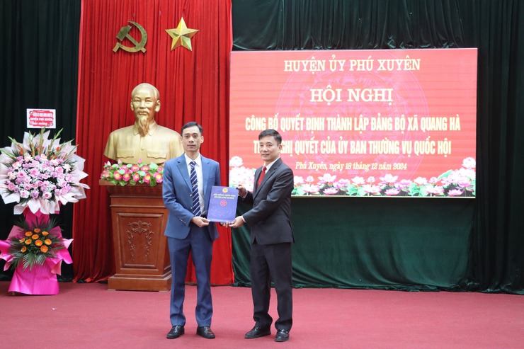 Huyện ủy Phú Xuyên trao quyết định về việc thành lập Đảng bộ xã Quang Hà và Đảng bộ xã Văn Hoàng- Ảnh 6.