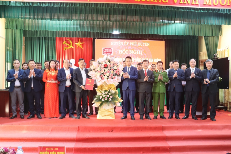 Huyện ủy Phú Xuyên trao quyết định về việc thành lập Đảng bộ xã Quang Hà và Đảng bộ xã Văn Hoàng- Ảnh 8.