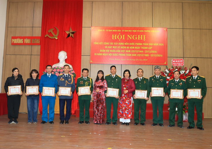 Phường Vĩnh Hưng tổ chức hội nghị gặp mặt nhân kỷ niệm 80 năm ngày Quân đội nhân dân Việt Nam (22/12/1944-22/12/2024) và tổng kết công tác xây dựng nền Quốc phòng toàn dân năm 2024.- Ảnh 6.