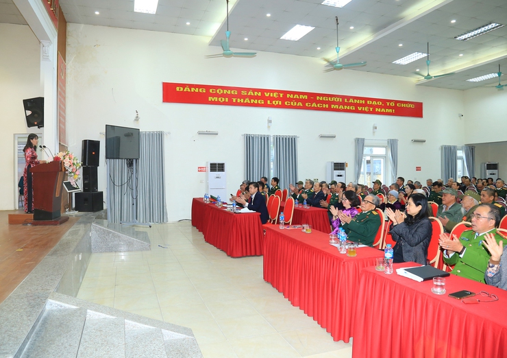 Phường Vĩnh Hưng tổ chức hội nghị gặp mặt nhân kỷ niệm 80 năm ngày Quân đội nhân dân Việt Nam (22/12/1944-22/12/2024) và tổng kết công tác xây dựng nền Quốc phòng toàn dân năm 2024.- Ảnh 7.