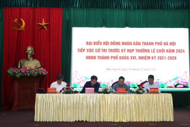 Tổ đại biểu số 17 HĐND thành phố tiếp xúc cử tri huyện Phú Xuyên trước kỳ họp thường lệ cuối năm 2024.- Ảnh 1.