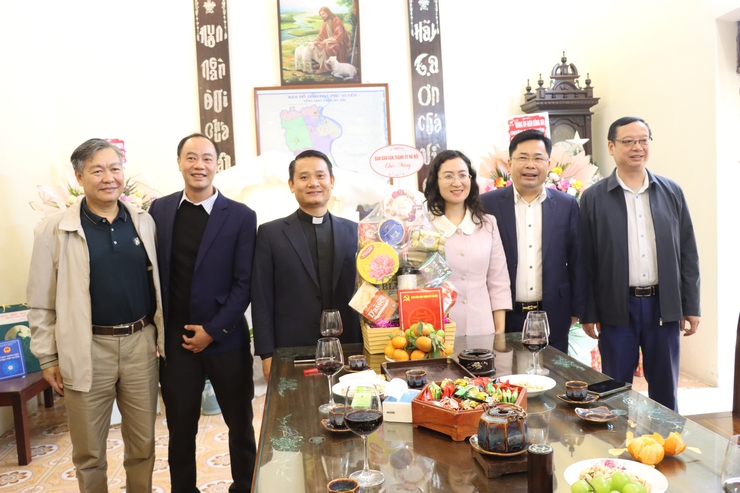 Ban Dân vận Thành ủy thăm, chúc mừng Giáo xứ Chuyên Mỹ- Ảnh 1.