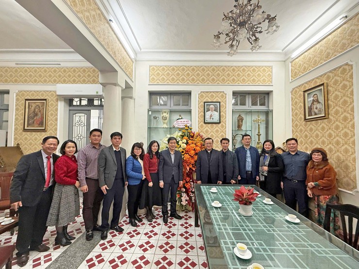 QUẬN ỦY - HĐND - UBND - UBMTTQ QUẬN VÀ 2 PHƯỜNG HÀNG BÀI, PHAN CHU TRINH ĐẾN THĂM VÀ CHÚC MỪNG NHÀ THỜ HÀM LONG NHÂN DỊP GIÁNG SINH 2024 - Ảnh 1.