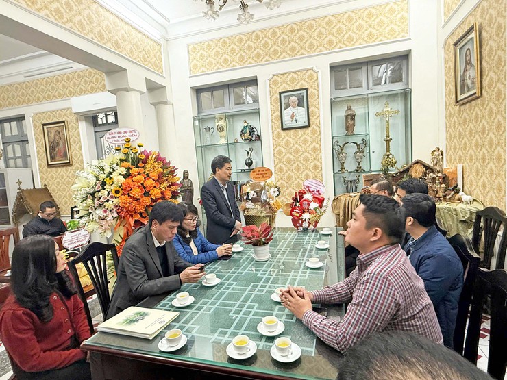 QUẬN ỦY - HĐND - UBND - UBMTTQ QUẬN VÀ 2 PHƯỜNG HÀNG BÀI, PHAN CHU TRINH ĐẾN THĂM VÀ CHÚC MỪNG NHÀ THỜ HÀM LONG NHÂN DỊP GIÁNG SINH 2024 - Ảnh 2.