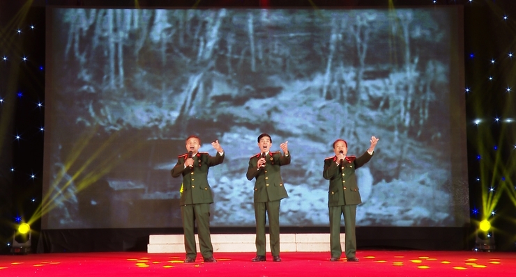 Hào hùng chương trình Nghệ thuật “Âm vang khúc quân hành” chào mừng 80 năm thành lập Quân đội nhân dân Việt Nam và 35 năm Ngày hội quốc phòng toàn dân- Ảnh 12.