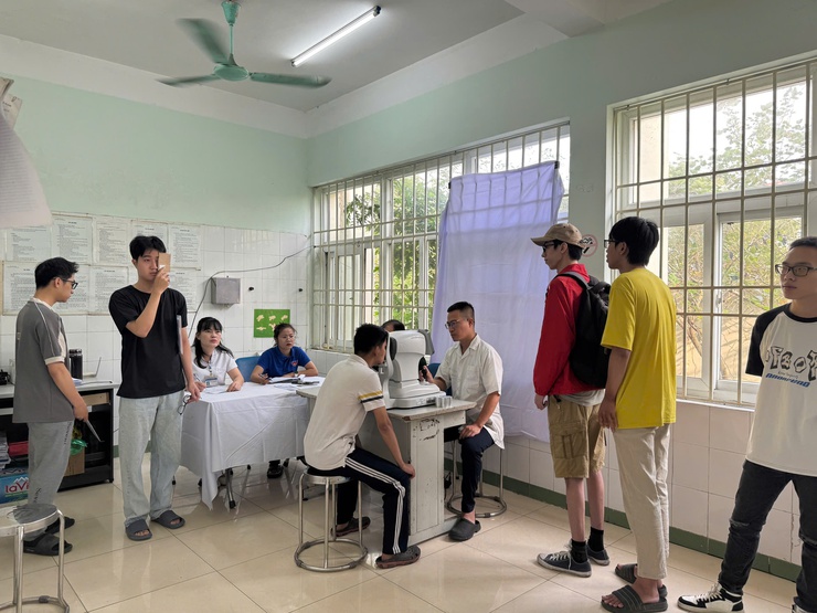Phường Lĩnh Nam tổ chức khám sơ tuyển sức khỏe nam công dân khám tuyển NVQS và nghĩa vụ công an nhân dân năm 2025.

- Ảnh 2.