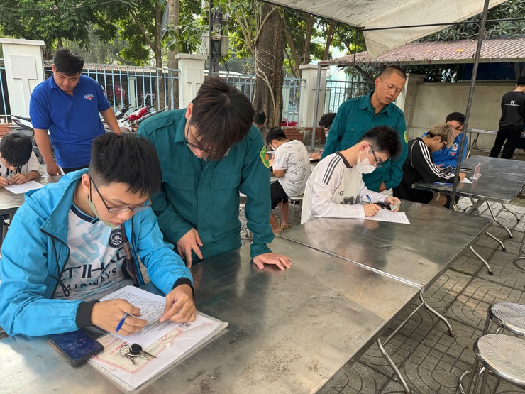 Phường Lĩnh Nam tổ chức khám sơ tuyển sức khỏe nam công dân khám tuyển NVQS và nghĩa vụ công an nhân dân năm 2025.

- Ảnh 1.