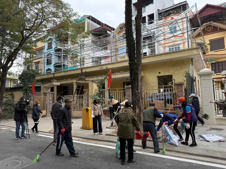 Phường Định Công tổ chức ra quân đợt cao điểm đảm bảo trật tự giao thông, trật tự đô thị, vệ sinh môi trường dịp Tết Dương lịch năm 2025 và   Tết Nguyên đán Ất Tỵ năm 2025.- Ảnh 2.