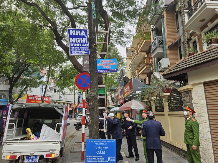 Phường Định Công tổ chức ra quân đợt cao điểm đảm bảo trật tự giao thông, trật tự đô thị, vệ sinh môi trường dịp Tết Dương lịch năm 2025 và   Tết Nguyên đán Ất Tỵ năm 2025.- Ảnh 1.