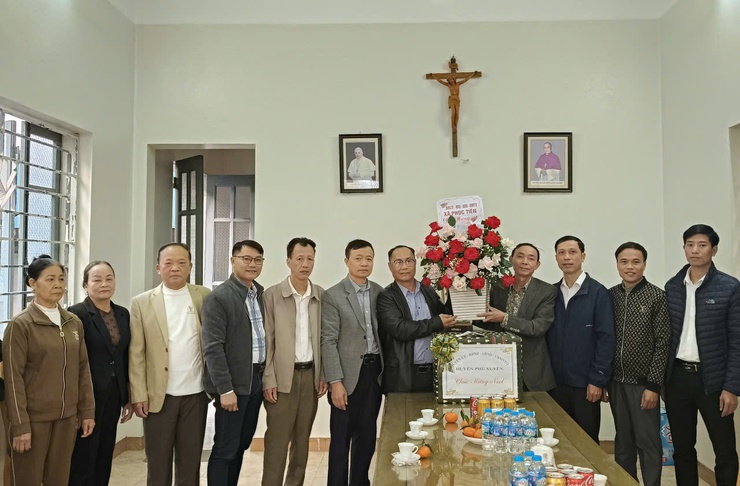 Đảng uỷ- HĐND- UBND- UBMTTQ xã Phúc Tiến tặng quà giáo họ Cổ Chế nhân dịp Lễ Giáng sinh năm 2024- Ảnh 1.