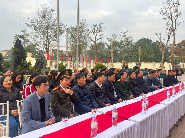  Thị trấn Quốc Oai phát động tổng vệ sinh môi trường hưởng ứng phong trào thi đua sáng - xanh - sạch- đẹp- Ảnh 2.