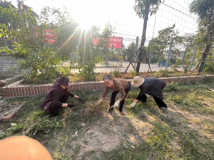  Thị trấn Quốc Oai phát động tổng vệ sinh môi trường hưởng ứng phong trào thi đua sáng - xanh - sạch- đẹp- Ảnh 10.