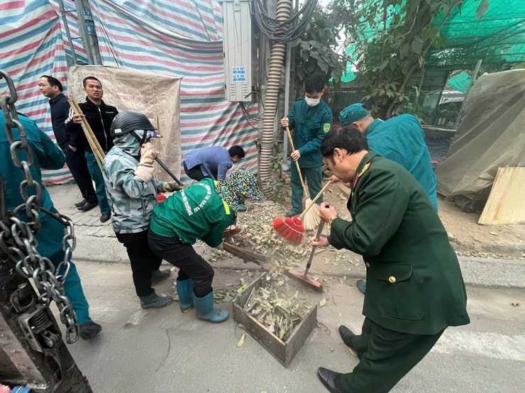  Thị trấn Quốc Oai phát động tổng vệ sinh môi trường hưởng ứng phong trào thi đua sáng - xanh - sạch- đẹp- Ảnh 6.