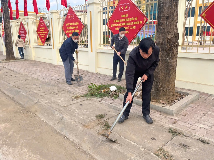  Thị trấn Quốc Oai phát động tổng vệ sinh môi trường hưởng ứng phong trào thi đua sáng - xanh - sạch- đẹp- Ảnh 14.