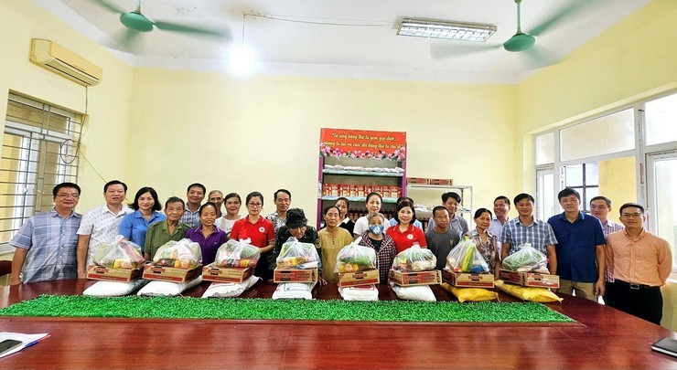 Ra mắt mô hình “Cụm dân cư nhân ái” và Gian hàng nhân đạo” tại 3 thôn trên địa bàn thị trấn Vân Đình- Ảnh 4.