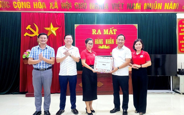 Ra mắt mô hình “Cụm dân cư nhân ái” và Gian hàng nhân đạo” tại 3 thôn trên địa bàn thị trấn Vân Đình- Ảnh 1.