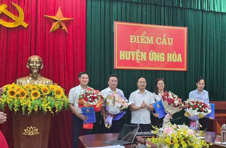 HUYỆN ỨNG HÒA: Công bố và trao quyết định điều động và bổ nhiệm công chức, viên chức lãnh đạo quản lý- Ảnh 1.