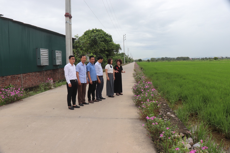 Phú Xuyên hiệu quả từ cuộc thi “Giữ gìn thôn, tổ dân phố sáng, xanh, sạch đẹp, an toàn”- Ảnh 2.