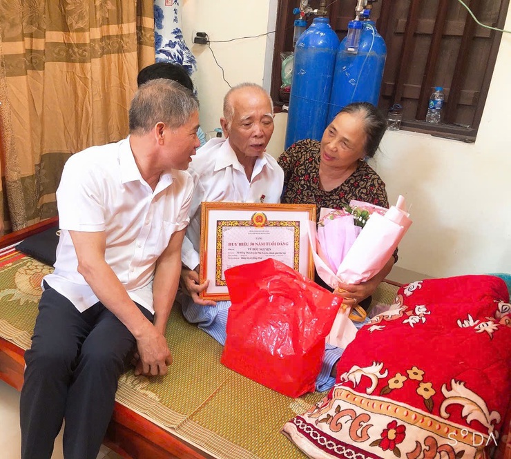 Đồng chí Phó Bí thư Thường trực Huyện uỷ trao Huy hiệu Đảng cho các Đảng viên tại xã Hồng Thái và Nam Triều- Ảnh 1.