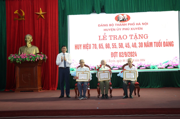 Lễ trao tặng Huy hiệu 70, 65, 60, 55, 50, 45, 40, 30 năm tuổi Đảng cho 228 Đảng viên đợt 02/9/2024- Ảnh 1.