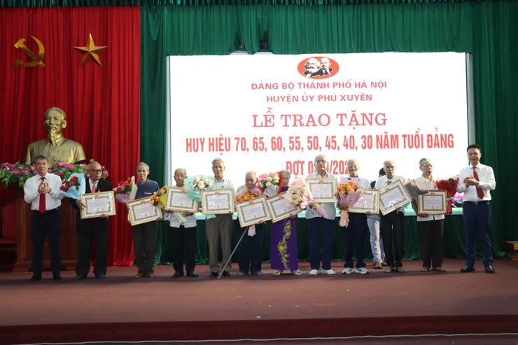 Lễ trao tặng Huy hiệu 70, 65, 60, 55, 50, 45, 40, 30 năm tuổi Đảng cho 228 Đảng viên đợt 02/9/2024- Ảnh 6.