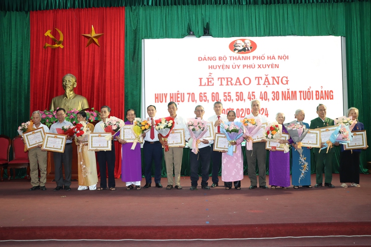 Lễ trao tặng Huy hiệu 70, 65, 60, 55, 50, 45, 40, 30 năm tuổi Đảng cho 228 Đảng viên đợt 02/9/2024- Ảnh 7.