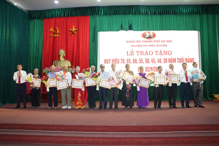 Lễ trao tặng Huy hiệu 70, 65, 60, 55, 50, 45, 40, 30 năm tuổi Đảng cho 228 Đảng viên đợt 02/9/2024- Ảnh 8.