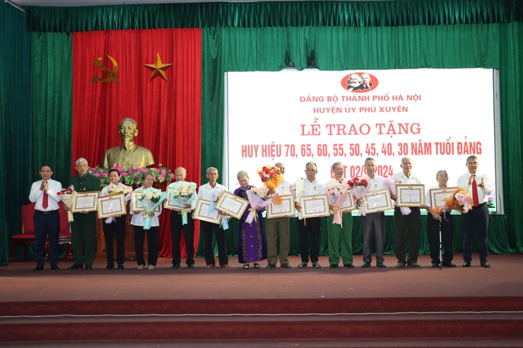 Lễ trao tặng Huy hiệu 70, 65, 60, 55, 50, 45, 40, 30 năm tuổi Đảng cho 228 Đảng viên đợt 02/9/2024- Ảnh 9.